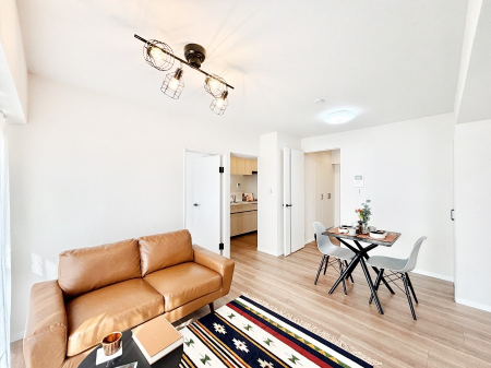 ���r���O�@���R������荞�܂�A�Ƒ��c���̏ꏊ�𖾂邭���o