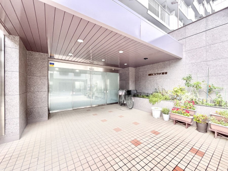 �G���g�����X�@�O�� �Y��ȃG���g�����X�́A���Z�҂�D�����}������Ă���܂�  