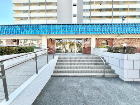 �G���g�����X�@�O�� �Y��ȃG���g�����X�́A���Z�҂�D�����}������Ă���܂�  