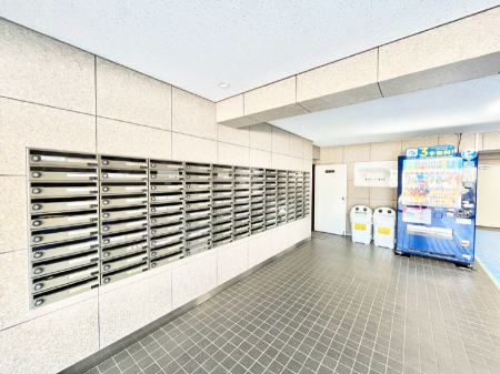 ���̑��@�|�X�g�̓G���g�����X���ɂ���̂ŉJ�ɔG�ꂸ�X�ւ��󂯎��܂��ˁI