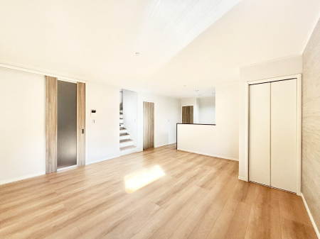 ���r���O�@���邢�z���������A�����̕��͋C�ɖ�������郊�r���O�E�_�C�j���O�B 