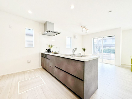 �L�b�`���@���Ƒ��̉�b�e�ޑΖʃL�b�`���B���������̃p�p�}�}�����Ƒ��Ɖ߂������Ԃ����������I