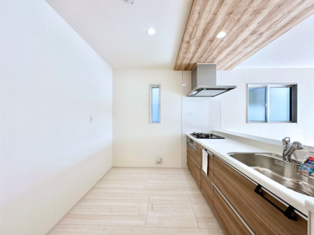 �L�b�`���@�u�₩�ȕ����ʂ蔲����L�b�`���B��������̂Ŗ��邭���C�ɂ��𗧂��܂��B