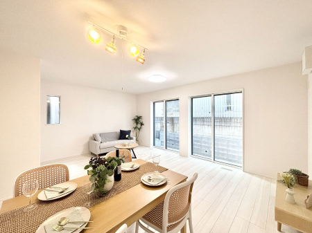 ���r���O�@���邢�z���������A�����̕��͋C�ɖ�������郊�r���O�E�_�C�j���O�B 