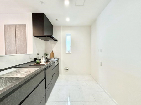 �L�b�`���@�u�₩�ȕ����ʂ蔲����L�b�`���B��������̂Ŗ��邭���C�ɂ��𗧂��܂��B