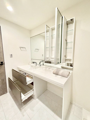 ���ʑ�E���ʏ��@���̗��ɁA���ϕi��q���p�i�Ȃǂ����[�\�B���ʑ����������ƕۂ��܂��I