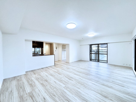 ���r���O�@���R������荞�܂�A�Ƒ��c���̏ꏊ�𖾂邭���o