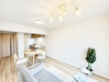 ���r���O�@���Ƒ��̓��₩�Șb�����ŕ�܂�閾�邢���r���O