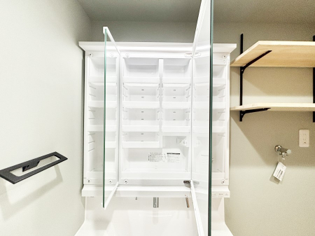 ���̑����ρ@�O�ʋ��̗��ɁA���ϕi��q���p�i�Ȃǂ����[�\�B���ʑ����������ƕۂ��܂��I