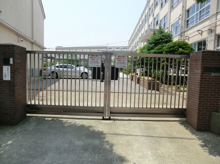 ���ӊ��@���w�Z 690m �����旧�|�̒˒��w�Z