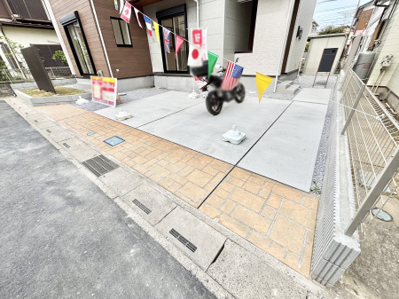 �@����2��\�I�}�Ȃ��q�l�̒��ԂɁB�܂��A���Ƒ��̎��]�ԃX�y�[�X�Ƃ��Ă��劈��B