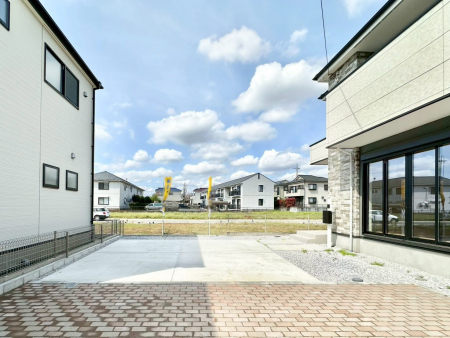 �@����2��\�I�}�Ȃ��q�l�̒��ԂɁB�܂��A���Ƒ��̎��]�ԃX�y�[�X�Ƃ��Ă��劈��B