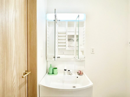 ���̑����ρ@�O�ʋ��̗��ɁA���ϕi��q���p�i�Ȃǂ����[�\�B���ʑ����������ƕۂ��܂��I