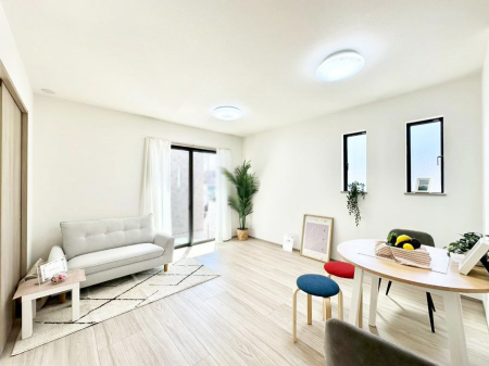 ���r���O�@���R������荞�܂�A�Ƒ��c���̏ꏊ�𖾂邭���o