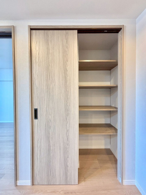 ���̑����ρ@���r���O���[�B�����Ɏ��[������ƕ����W�܂�LDK���X�b�L���Еt�������ł��ˁB  