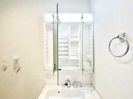 ���̑����ρ@�O�ʋ��̗��ɁA���ϕi��q���p�i�Ȃǂ����[�\�B���ʑ����������ƕۂ��܂��I