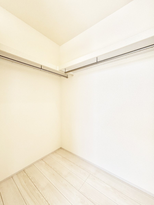 ���̑��@�G�ߕi���̕i�Ȃǂ����Ղ���[�o����E�H�[�N�C���N���[�[�b�g�t���ł��B