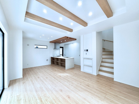 ���r���O�@���邢�z���������A�����̕��͋C�ɖ�������郊�r���O�E�_�C�j���O�B 