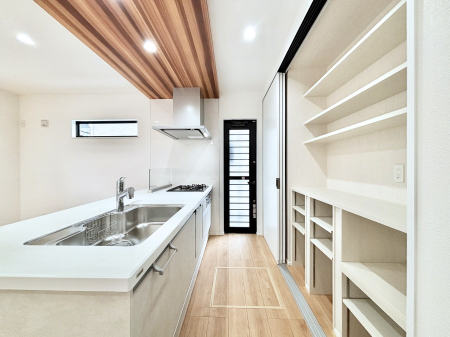 �L�b�`���@�u�₩�ȕ����ʂ蔲����L�b�`���B��������̂Ŗ��邭���C�ɂ��𗧂��܂��B