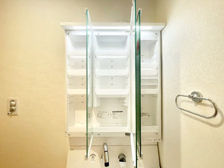 ���̑����ρ@�O�ʋ��̗��ɁA���ϕi��q���p�i�Ȃǂ����[�\�B���ʑ����������ƕۂ��܂��I