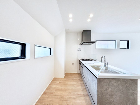 �L�b�`���@�u�₩�ȕ����ʂ蔲����L�b�`���B��������̂Ŗ��邭���C�ɂ��𗧂��܂��B