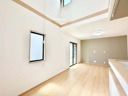 ���r���O�@���邢�z���������A�����̕��͋C�ɖ�������郊�r���O�E�_�C�j���O�B     