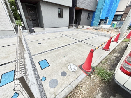 �@����2��\�I�}�Ȃ��q�l�̒��ԂɁB�܂��A���Ƒ��̎��]�ԃX�y�[�X�Ƃ��Ă��劈��B